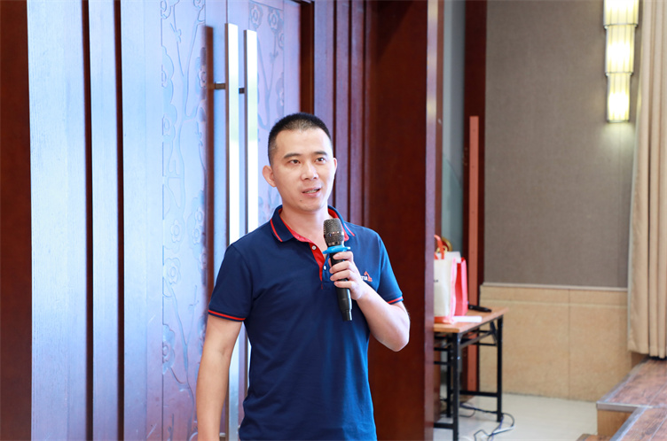 山重建機召開黨委理論學習中心組（擴大）會議暨領(lǐng)導干部務(wù)虛會