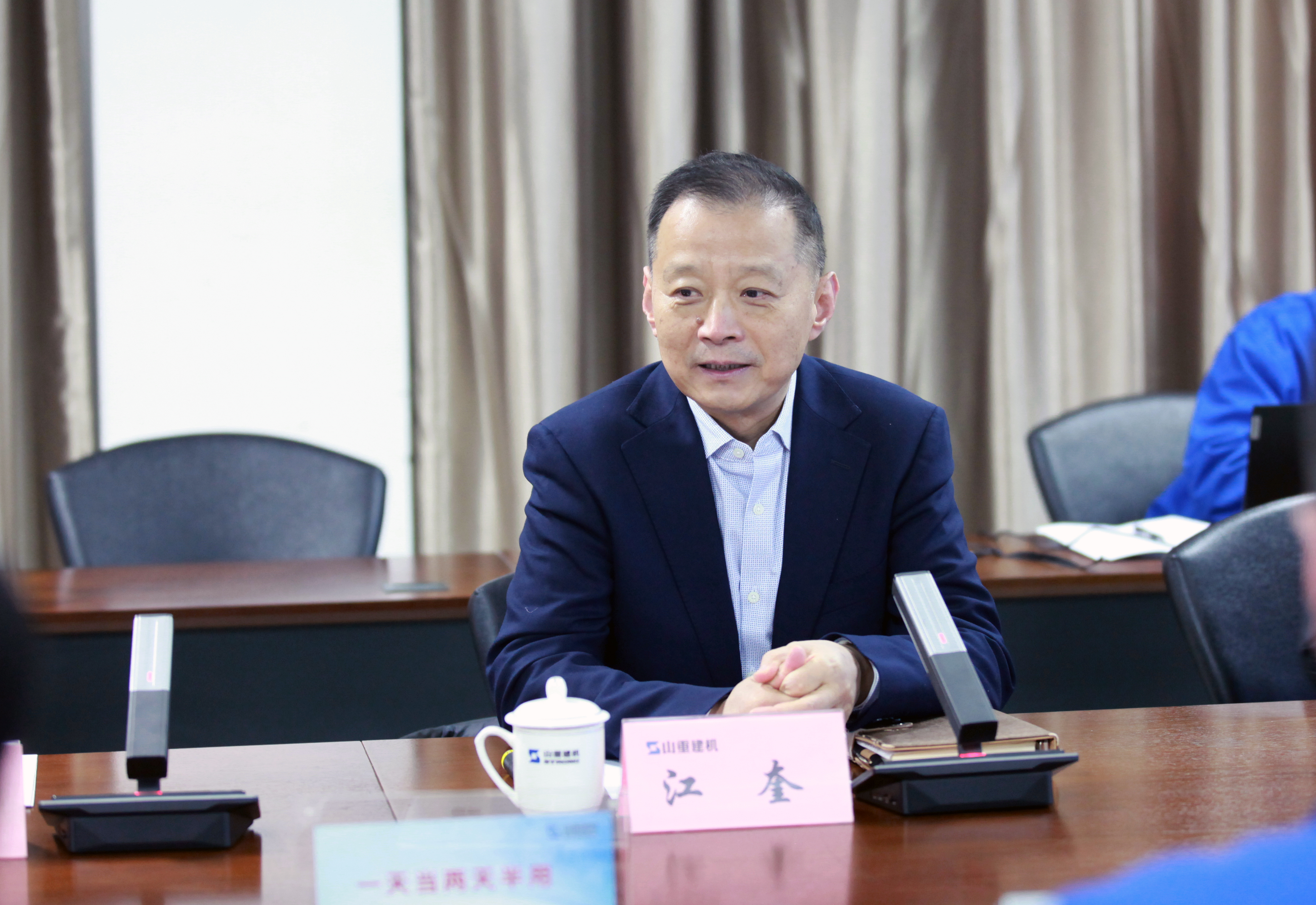 山東重工集團總經(jīng)理江奎一行蒞臨山重建機調(diào)研指導