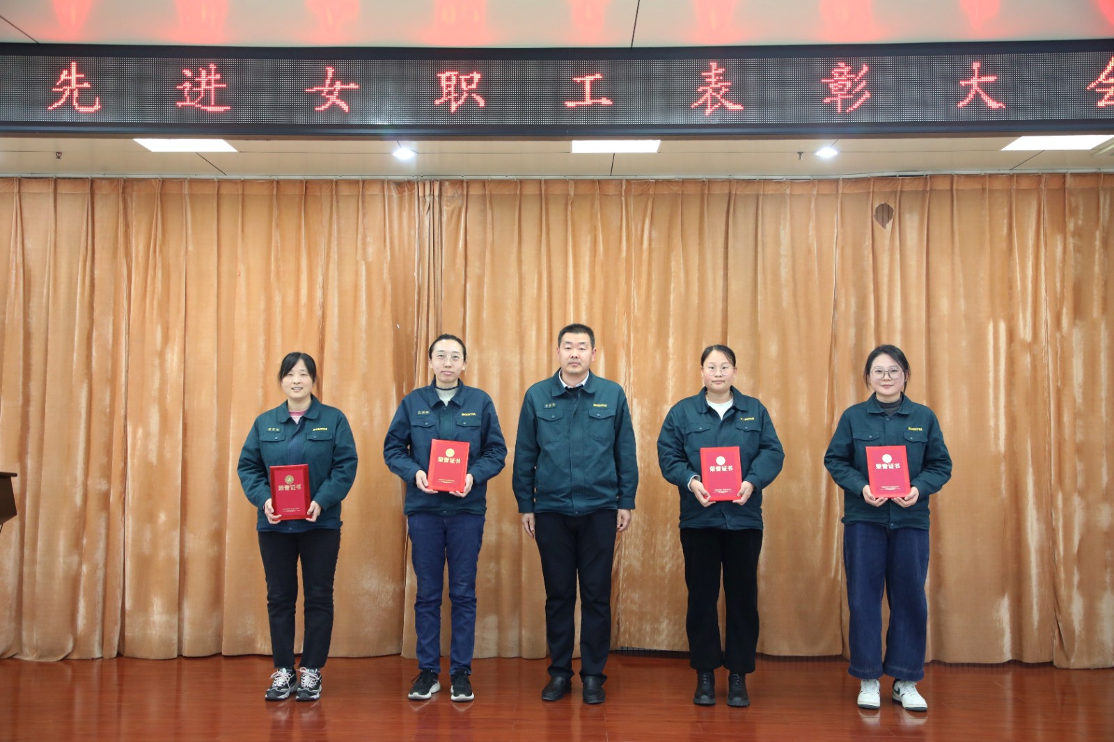 山重建機(jī)公司工會(huì)舉辦2024年度先進(jìn)女職工表彰大會(huì) 暨“花樣芳華，巾幗綻彩”插花活動(dòng)