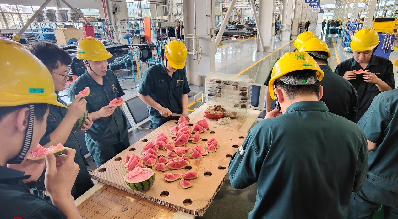 清涼沁人心 關(guān)懷潤一線——山重建機公司工會開展“夏送清涼”活動